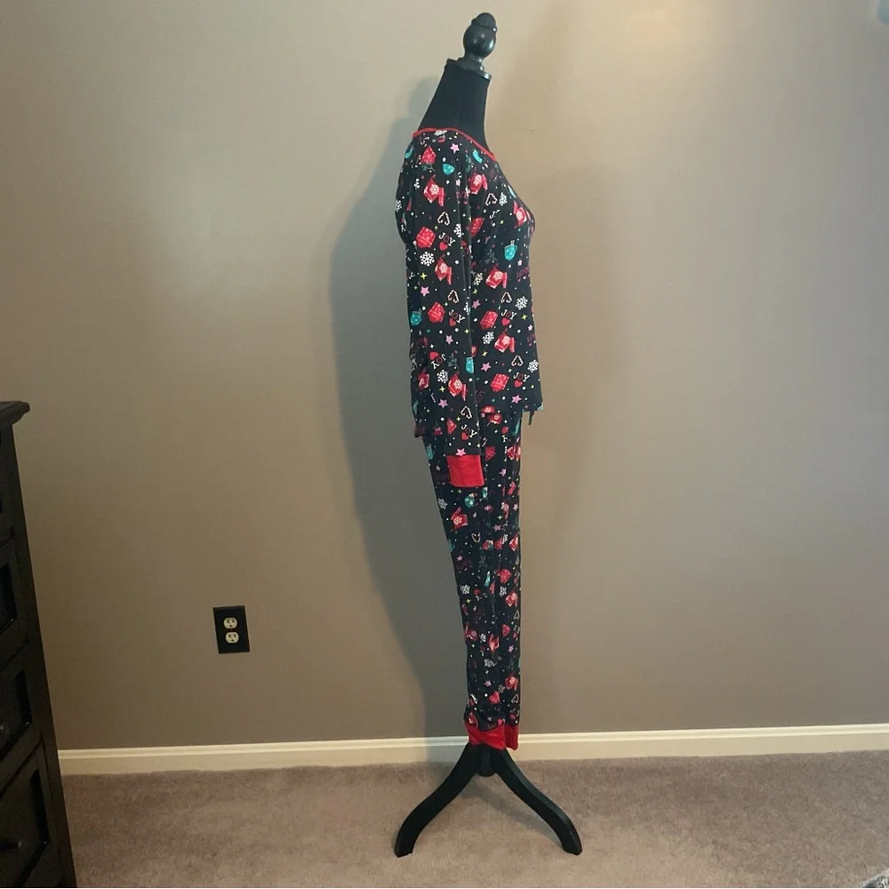 Women’s Black Holiday-Print Long-Sleeve Pajama Set with Red Trim